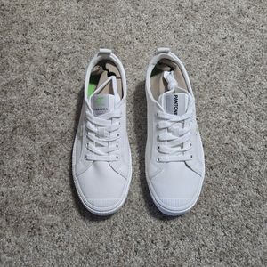 NIB Cariuma OCA Low Pantone Snow White Canvas Shoes